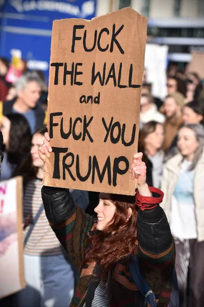 Demonstranten Halten Plakate Hoch Während Sie Gegen Donald Trump Und — Stockfoto