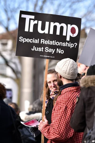 Protestující Drží Plakáty Zatímco Rally Proti Donald Trump Jeho Nadcházející — Stock fotografie