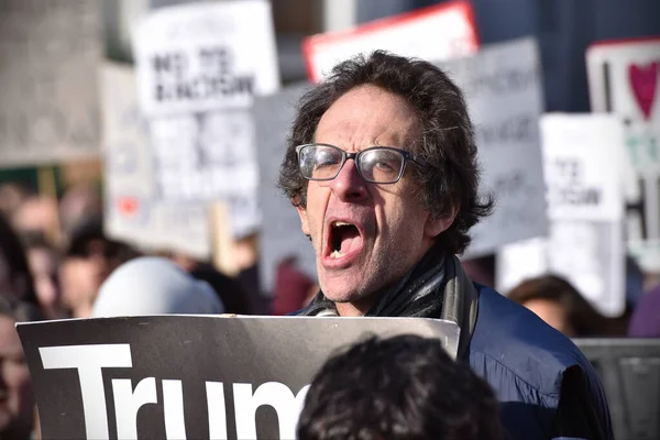 Ένας Άνδρας Φωνάζει Συνθήματα Ενώ Διαδηλώνει Ενάντια Στον Ντόναλντ Τραμπ — Φωτογραφία Αρχείου