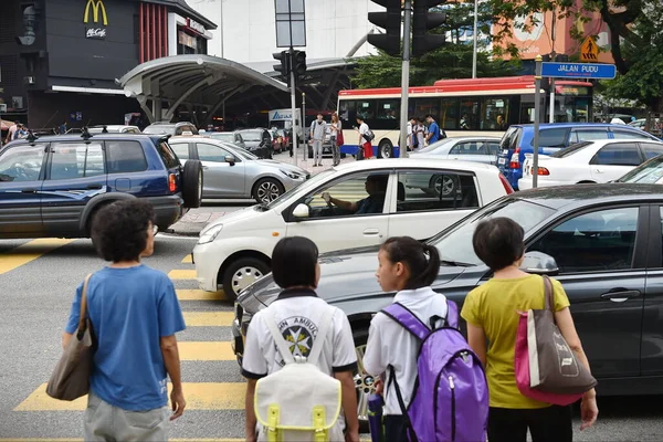 2015年6月19日 吉隆坡 在繁忙的市中心道路上 当行人等待通过斑马线时 车辆缓慢移动 — 图库照片