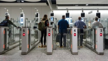 Londra, İngiltere - 9 Mayıs 2019: Hava yolcuları Heathrow Havaalanı 'ndaki otomatik pasaport sınır kapılarından geçtiler. Birleşik Krallık Sınır Gücü Brexit 'e gitmek için hazırlanıyor..