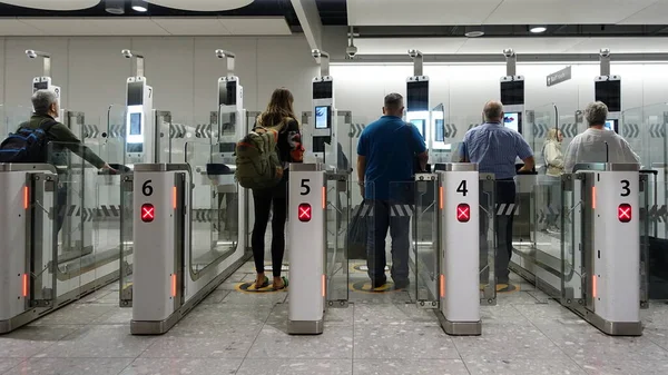 London Großbritannien Mai 2019 Flugreisende Passieren Automatisierte Passkontrollen Flughafen Heathrow — Stockfoto