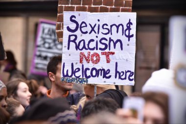 Protestocular, Donald Trump ve 4 Şubat 2017 'de Bristol, İngiltere' ye yapacağı devlet ziyaretine karşı düzenlenen mitinglerde pankartları kaldırdılar. ABD Başkanı Birleşik Krallık 'ı ziyaret etmek için davet edildi..