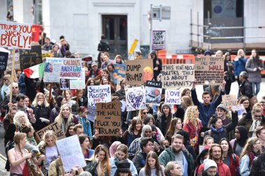 Protestocular, Donald Trump ve 4 Şubat 2017 'de Bristol, İngiltere' ye yapacağı devlet ziyaretine karşı düzenlenen mitinglerde pankartları kaldırdılar. ABD Başkanı Birleşik Krallık 'ı ziyaret etmek için davet edildi..