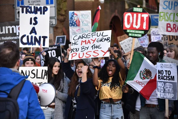 Tüntetők Plakátokat Tartanak Miközben Donald Trump Nagy Britanniában 2017 Február — Stock Fotó