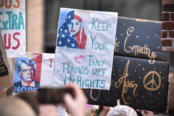 Protestujący Trzymają Plakaty Podczas Rajdu Przeciwko Donaldowi Trumpowi Jego Zbliżającej — Zdjęcie stockowe