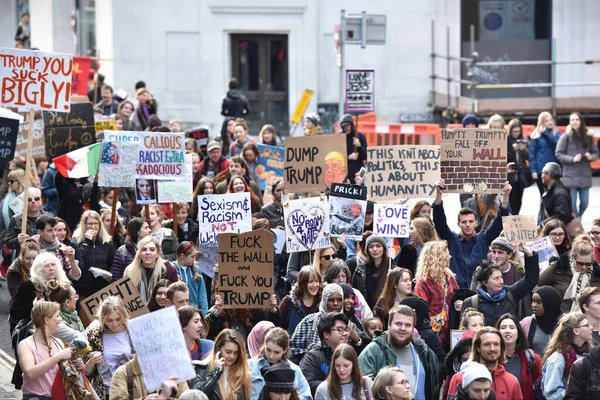 抗議者は ドナルド トランプと英国のブリストルで2月の4 2017に英国を訪問する予定の状態に対して結集しながら プラカードを保持しています 米国大統領は英国を訪問するよう招待されています — ストック写真
