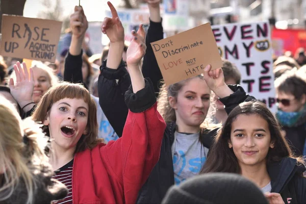 抗议者高举标语反对唐纳德 特朗普和他即将于2017年2月4日在英国布里斯托尔进行的国事访问 美国总统被邀请访问英国 — 图库照片
