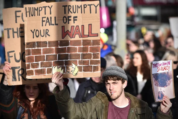 Los Manifestantes Sostienen Pancartas Mientras Unen Contra Donald Trump Próxima — Foto de Stock