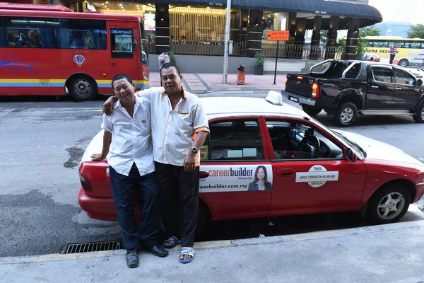 Taxi Chauffeurs Wachten Klanten Een Binnenstad Straat Juni 2015 Kuala — Stockfoto