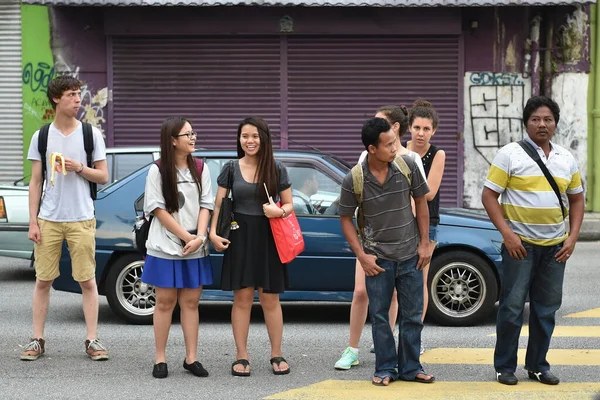 Voetgangers Wachten Juni 2015 Kuala Lumpur Maleisië Een Drukke Middenweg — Stockfoto