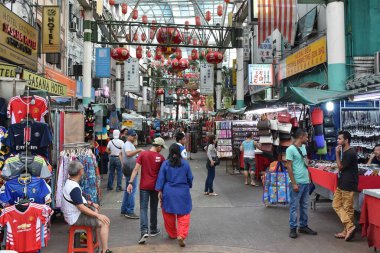 İnsanlar 19 Haziran 2015 'te Malezya' nın Kuala Lumpur kentindeki işlek Petaling Street Market 'te yürüyorlar. Sokak pazarı Malezya başkentinde popüler bir dönüm noktasıdır..