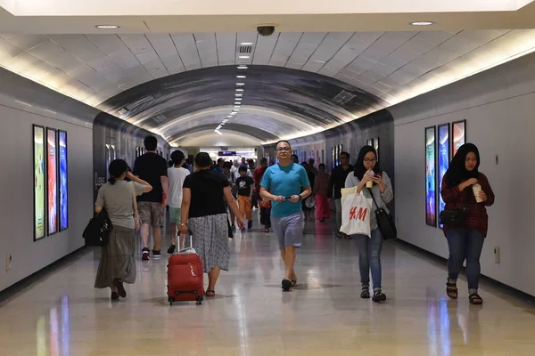 Los Peatones Caminan Través Túnel Que Conecta Centros Comerciales Centro —  Fotos de Stock