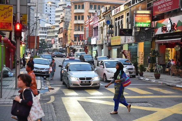 Auto Rijden Langs Een Straat Het Centrum Als Voetgangers Oversteken — Stockfoto