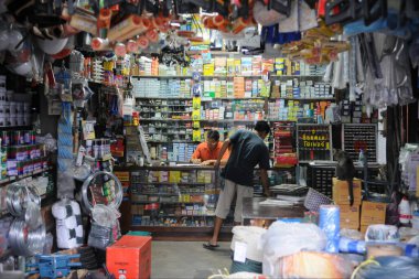 Erkekler 19 Haziran 2015 tarihinde Kuala Lumpur, Malezya 'da bir marketten alışveriş yapıyor. Sokak pazarları ve pazarlar Malezya 'nın başkentinde popüler kent simgeleri ve alışveriş merkezleridir..