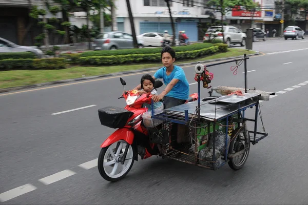 Маленькие Азиатские Дети Катаются Мотоцикле Городе — стоковое фото