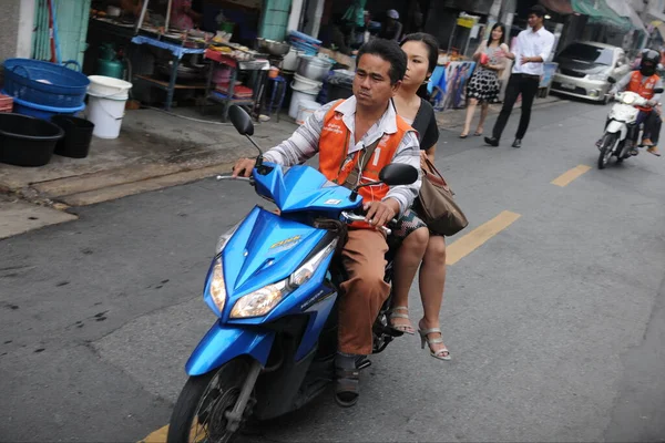 2011年8月10日 一辆摩托车出租车在泰国曼谷的一条城市街道上运送一名乘客 在泰国首都拥挤不堪的道路上 摩托车出租车是一个很受欢迎的选择 — 图库照片
