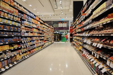 19 Haziran 2015 tarihinde Malezya 'nın başkenti Kuala Lumpur' da bir Cold Storage süpermarketinde meşrubat reyonu görülmektedir. Singapur ve Malezya süpermarket zinciri iki ülkede 67 mağaza işletiyor.