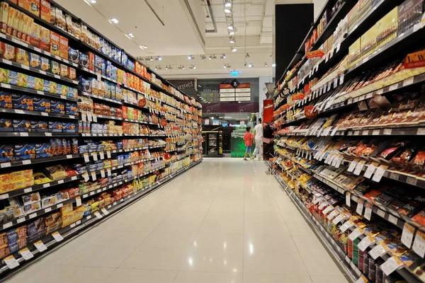 Sebuah Lorong Minuman Ringan Terlihat Supermarket Cold Storage Pada Juni — Stok Foto