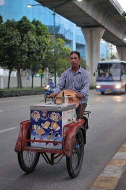 Bir motosiklet taksisi 10 Ağustos 2011 'de Bangkok, Tayland' da bir yolcu taşır. Motosiklet taksileri Tayland başkentinin yoğun yolları için popüler bir seçimdir..