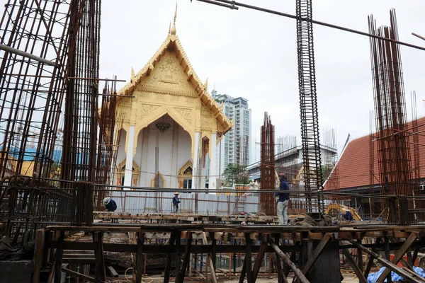 Les Ouvriers Travaillent Sur Chantier Construction Dans Temple Bouddhiste Août — Photo