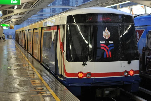 2011年8月17日 一辆Bts空中列车在泰国曼谷的一个雨天驶入市中心车站 在泰国首都的轨道交通网络中 每列火车可运载1000多名乘客 — 图库照片