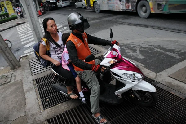 Мотоциклетное Такси Перевозит Пассажира Городской Улице Августа 2011 Года Бангкоке — стоковое фото