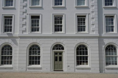 Şehirdeki binanın ön cephesi  