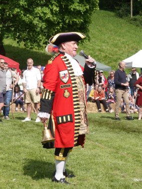 İnsanlar 7 Mayıs 2023 'te Warminster, İngiltere' de düzenlenen geleneksel bahar festivalinde römorkör maçına katılıyor. Eski savaş çekiştirme oyunu İngiltere genelinde sık sık fayres görülmektedir.