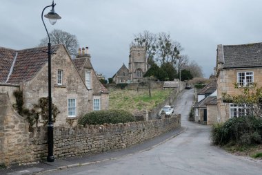 3 Mayıs 2023 'te İngiltere' nin Poundbury kentinde şehir merkezi yakınlarında bir yerleşim yeri görülmektedir. Kral III. Charles tarafından onaylanan modern Dorset kasabası geleneksel ama yeni şehir mimarisi ile ünlüdür..