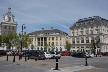 3 Mayıs 2023 'te İngiltere' nin Poundbury kentindeki bir kasaba merkezinde binalar görülmektedir. Kral III. Charles tarafından onaylanan modern Dorset kasabası geleneksel ama yeni şehir mimarisi ile ünlüdür..