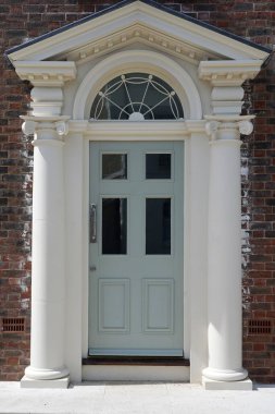 Bir İngiliz kasabasında, sokaktaki geleneksel taş evin dış görünüşü.