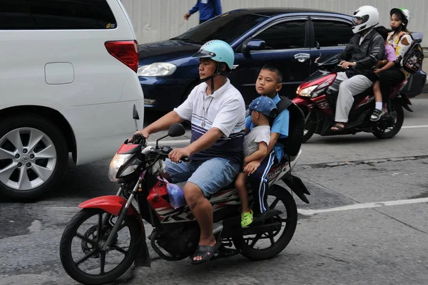 Μοτοσικλετιστές Και Επιβάτες Οδηγούν Κεντρικό Δρόμο Της Πόλης Στις Αυγούστου — Φωτογραφία Αρχείου