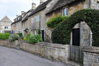 3 Mayıs 2023 'te İngiltere' nin Poundbury kentinde şehir merkezi yakınlarında bir yerleşim yeri görülmektedir. Kral III. Charles tarafından onaylanan modern Dorset kasabası geleneksel ama yeni şehir mimarisi ile ünlüdür..
