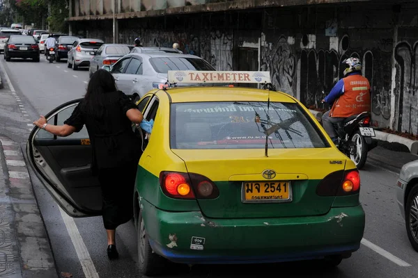 2011年8月16日 一名妇女在泰国曼谷的一个繁忙的市中心街道上坐上出租车 在泰国首都各地 注册出租车比比皆是 Rideshare应用程序变得更加普遍 — 图库照片