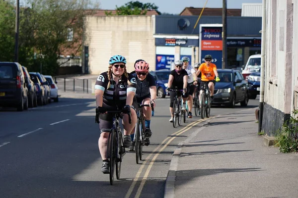 Grupp Kvinnliga Cyklister Rider Längs Stadskärnväg Den Maj 2023 Westbury — Stockfoto