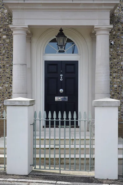 Bir İngiliz kasabasında, sokaktaki geleneksel taş evin dış görünüşü.