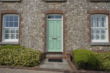 Bir İngiliz kasabasında, sokaktaki geleneksel taş evin dış görünüşü.