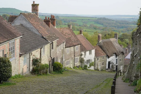 英国城镇街道上传统石屋的外景 — 图库照片