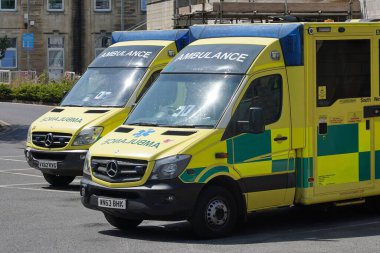 8 Haziran 2023 'te Bath, İngiltere' deki RUH hastanesinin kaza ve acil servisinde ambulanslar bekliyor. Hava sıcaklığının 30 dereceyi aşacağı tahmin edildiğinden, hükümet ve NHS sıcak sağlık uyarısı yayınladı..