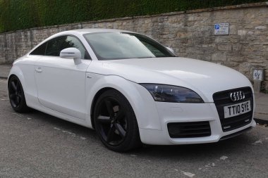 30 Mayıs 2023 'te Avon, İngiltere' deki Bradford 'da bir şehir merkezi caddesinde park halinde bir Audi TT görüldü..