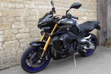 Bir Yamaha MT-10 SP motosikleti 30 Mayıs 2023 'te Avon, İngiltere' deki Bradford 'da şehir merkezindeki bir caddede park halinde görüldü..