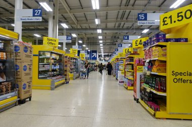 Süpermarkette büyük bir alışveriş arabası. 