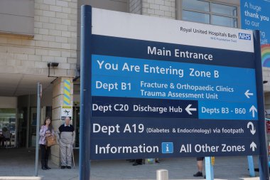 10 Haziran 2023 tarihinde İngiltere 'nin Bath kentindeki Royal United Hastanesi' nde bir tabela görülmüştür. RUH, Somerset 'in batı banliyösündeki büyük bir NHS hastanesidir..