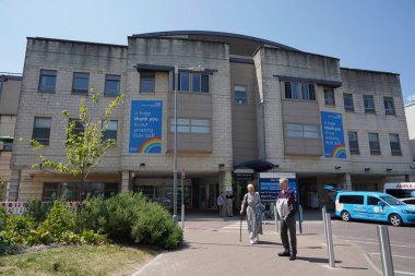 İnsanlar 10 Haziran 2023 'te Bath, İngiltere' deki Royal United Hastanesi 'ni ziyaret eder. RUH, Somerset 'in batı banliyösündeki büyük bir NHS hastanesidir..