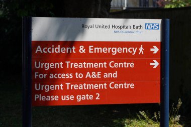 10 Haziran 2023 tarihinde İngiltere 'nin Bath kentindeki Royal United Hastanesi' nde bir tabela görülmüştür. RUH, Somerset şehrinin batı banliyölerinde büyük bir akut bakım hastanesidir..