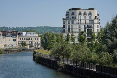 İngiliz şehrinde bir caddede yüksek katlı bir apartmanın pencere ve balkonlarının dış görünüşü