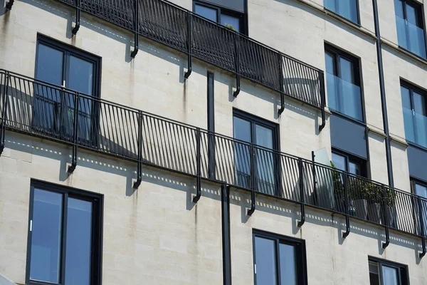 英国城市街道上一幢高层公寓楼的窗户和阳台的外景 — 图库照片