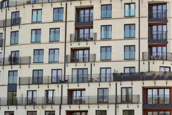 英国城市街道上一幢高层公寓楼的窗户和阳台的外景 — 图库照片