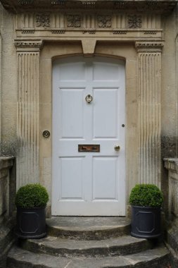 Bir İngiliz kasabasında, sokaktaki geleneksel taş evin dış görünüşü.